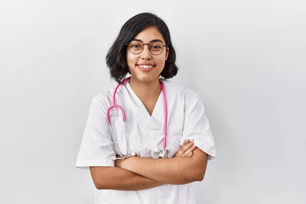 Młoda Latynoska Lekarka Nosząca Stetoskop Odizolowanym Tle Szczęśliwa Twarz Uśmiechnięta — Zdjęcie stockowe