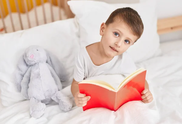 Adorable Chico Caucásico Leyendo Libro Sentado Cama Dormitorio —  Fotos de Stock