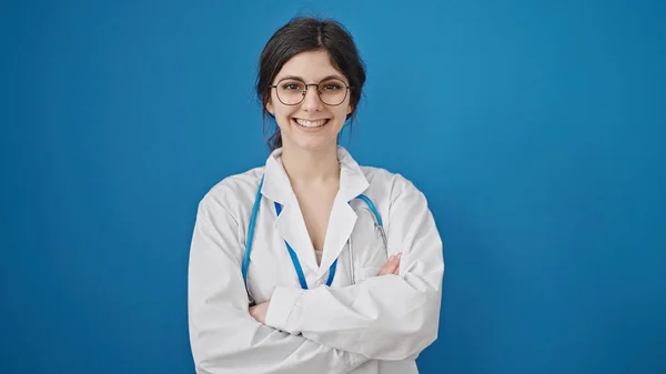 Νεαρή Όμορφη Ισπανίδα Γιατρός Χαμογελά Σίγουρος Στέκεται Χέρια Σταυρωμένα Χειρονομία — Φωτογραφία Αρχείου