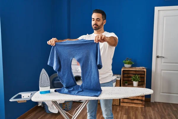 Çamaşır Odasında Sakal Ütüleyen Genç Spanyol Bir Adam Yüzünde Ciddi — Stok fotoğraf