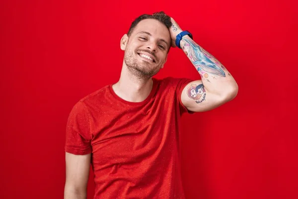 Junger Hispanischer Mann Der Über Rotem Hintergrund Steht Selbstbewusst Lächelnd — Stockfoto