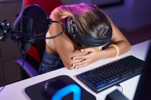 Joven Mujer Rubia Streamer Estresado Utilizando Computadora Sala Juegos —  Fotos de Stock