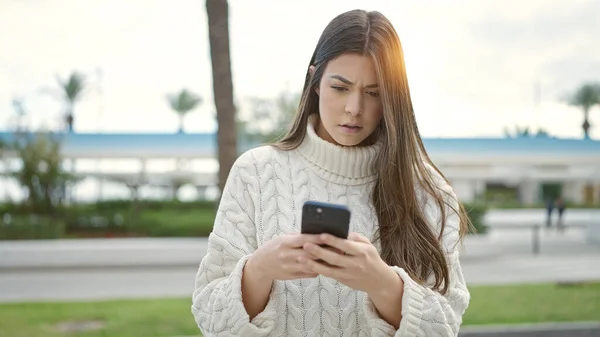 Ung Vacker Latinamerikansk Kvinna Använder Smartphone Med Allvarliga Uttryck Gatan — Stockfoto