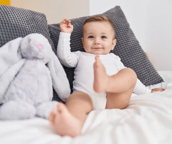 Entzückendes Kaukasisches Baby Lächelt Selbstbewusst Schlafzimmer Auf Dem Bett Sitzend — Stockfoto