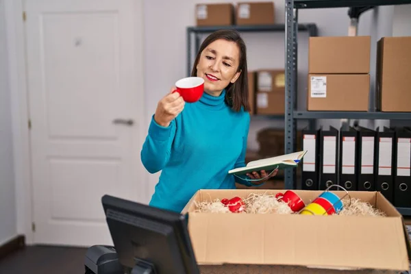 Middle Age Woman Ecommerce Business Worker Unpacking Cardboard Box Office — ストック写真