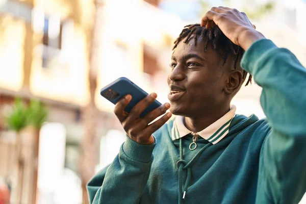Uomo Afroamericano Sorridente Fiducioso Parlando Sullo Smartphone Strada — Foto Stock