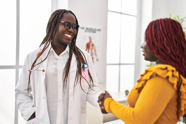 アフリカ系アメリカ人女性医師と患者の握手でクリニック — ストック写真