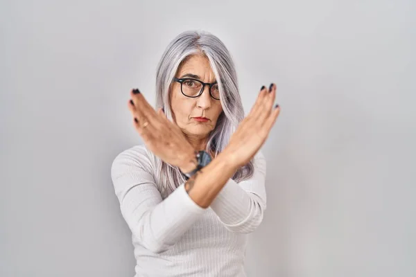 Жінка Середнього Віку Сірим Волоссям Стоїть Білому Фоні Відторгнення Експресія — стокове фото