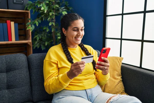 Young Hispanic Woman Using Smartphone Credit Card Sitting Sofa Home — Stockfoto