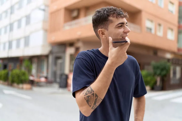 Genç Spanyol Adam Gülümsüyor Kendine Güveniyor Sokakta Akıllı Telefondan Konuşuyor — Stok fotoğraf