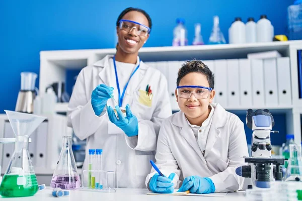 Madre Hijo Afroamericanos Científicos Sonriendo Confiado Laboratorio Trabajo —  Fotos de Stock