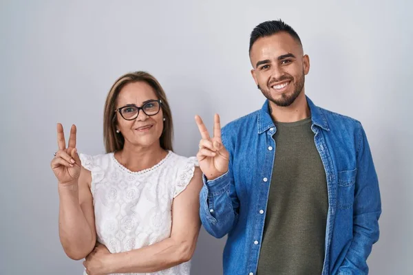 Hispanic Mor Och Son Står Tillsammans Leende Med Glada Ansikte — Stockfoto