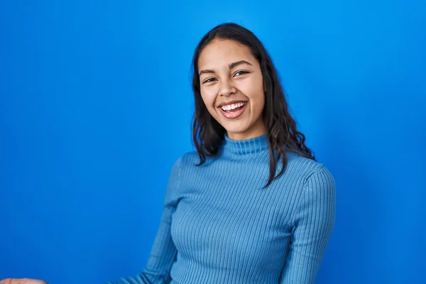 Junge Brasilianerin Steht Vor Blauem Hintergrund Und Lächelt Fröhlich Mit — Stockfoto