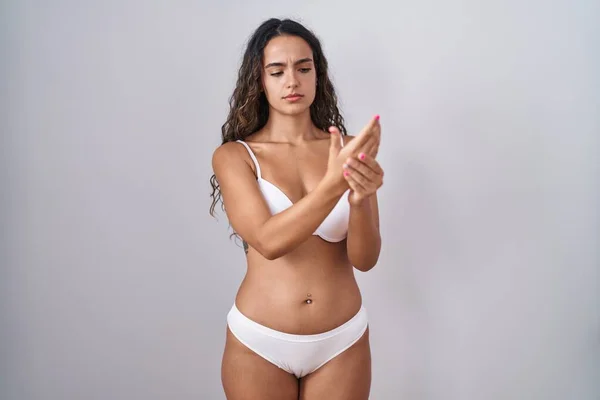 Ung Latinamerikansk Kvinna Bär Vita Underkläder Lider Smärta Händer Och — Stockfoto