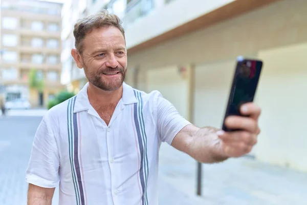 Homem Meia Idade Sorrindo Confiante Fazendo Selfie Pelo Smartphone Rua — Fotografia de Stock