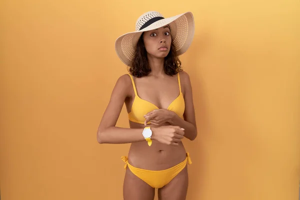 Giovane Donna Ispanica Bikini Cappello Estivo Fretta Che Punta Guardare — Foto Stock