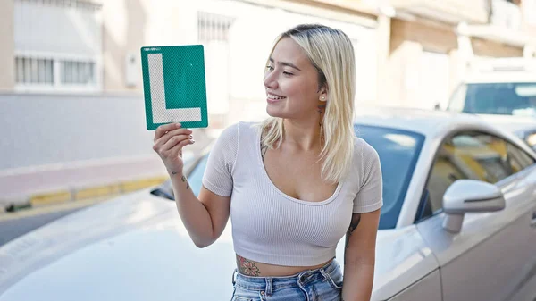 Νεαρή Όμορφη Ισπανόφωνη Γυναίκα Που Κρατά Νέα Άδεια Οδήγησης Στέκεται — Φωτογραφία Αρχείου