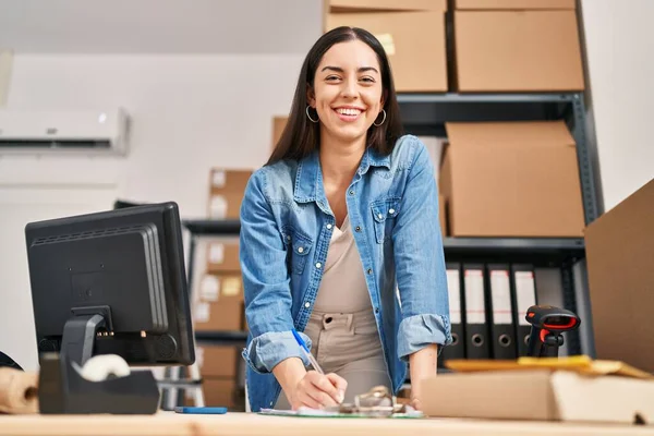 Young Beautiful Hispanic Woman Ecommerce Business Worker Writing Document Office — Stock Fotó