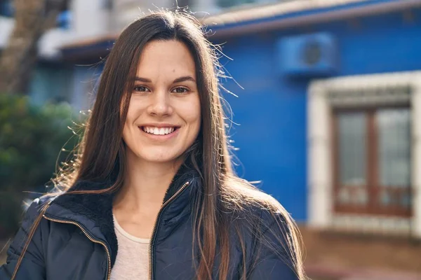 Junge Schöne Hispanische Frau Lächelt Selbstbewusst Auf Der Straße — Stockfoto