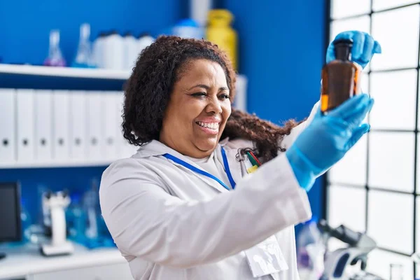 African American Woman Scientist Holding Bottle Laboratory — ストック写真