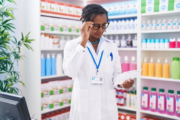 Африканская Аптекарша Среднего Возраста Читает Рецепт Аптеке — стоковое фото