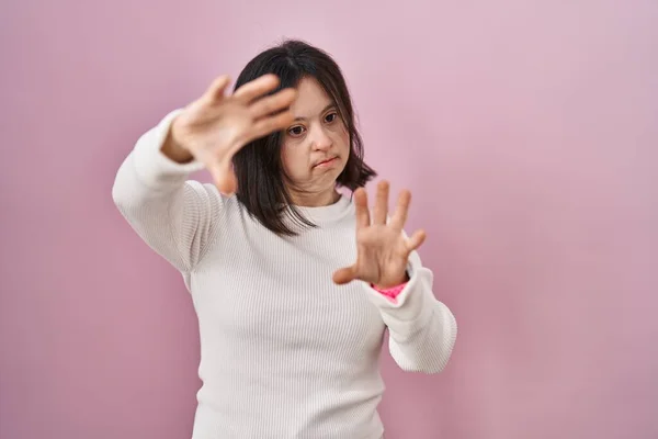 Donna Con Sindrome Piedi Sfondo Rosa Facendo Cornice Con Mani — Foto Stock