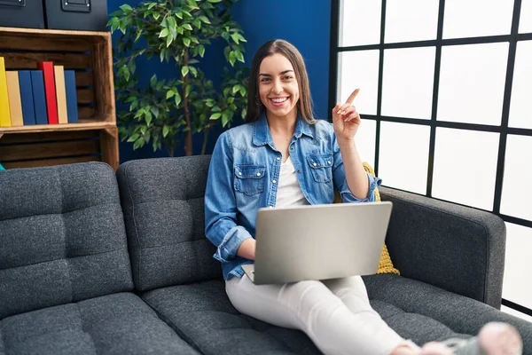 Mujer Hispana Usando Laptop Casa Sonriendo Feliz Señalando Con Mano —  Fotos de Stock