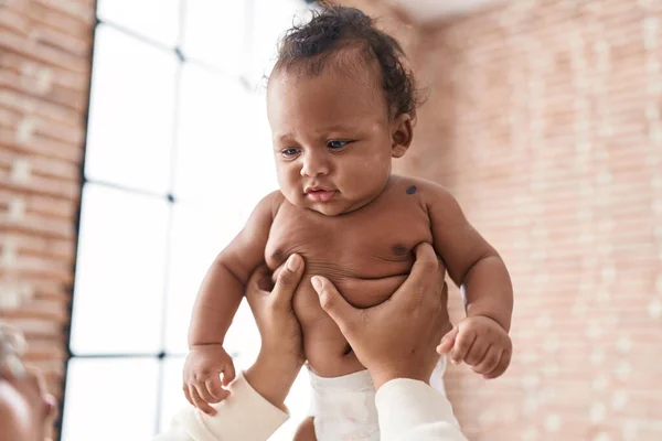 Африканский Американский Ребенок Расслабляется Руках Матери Дома — стоковое фото