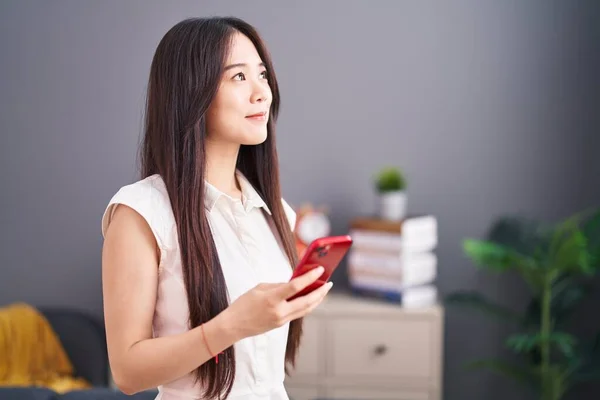 Jonge Chinese Vrouw Met Behulp Van Smartphone Staan Thuis — Stockfoto