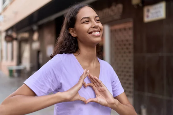 Genç Afrikalı Amerikalı Kadın Gülümsüyor Kendine Güveni Tam Sokakta Kalp — Stok fotoğraf