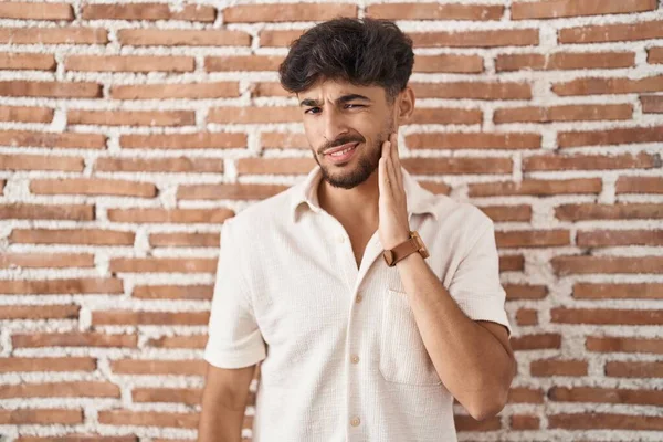 Homem Árabe Com Barba Sobre Tijolos Parede Fundo Tocando Boca — Fotografia de Stock