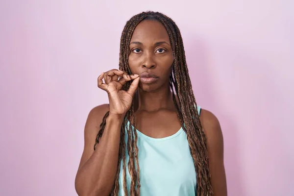 Africano Americano Mulher Sobre Rosa Fundo Boca Lábios Fechados Como — Fotografia de Stock