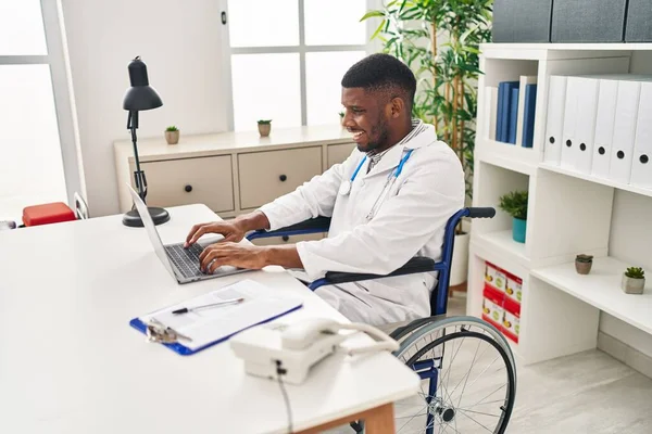 Молодой Африканский Американец Форме Доктора Сидящий Инвалидной Коляске Работающий Клинике — стоковое фото
