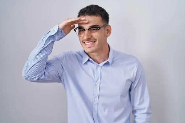 英俊的他的惊慌失措的男人穿着商务服装 戴着眼镜 非常快乐 面带微笑地看着远方 手牵着手 搜索概念 — 图库照片
