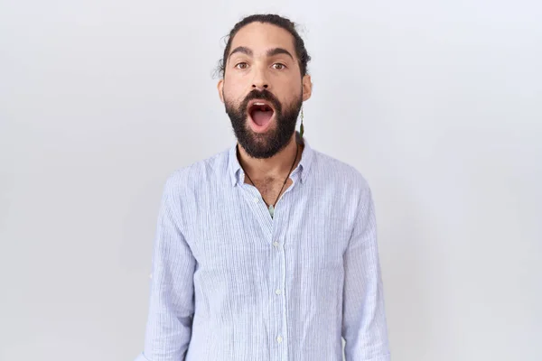 Homem Hispânico Com Barba Vestindo Camisa Casual Com Medo Chocado — Fotografia de Stock