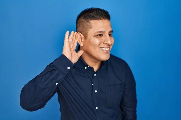 Jeune Homme Hispanique Debout Sur Fond Bleu Souriant Avec Main — Photo