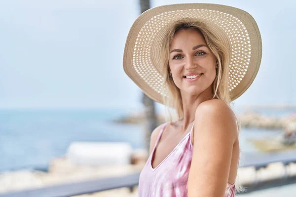 Joven Mujer Rubia Turista Sonriendo Confiado Pie Playa —  Fotos de Stock