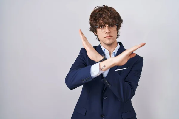Ισπανόφωνος Επιχειρηματίας Νεαρός Άνδρας Φορώντας Γυαλιά Έκφραση Απόρριψης Διασχίζουν Χέρια — Φωτογραφία Αρχείου