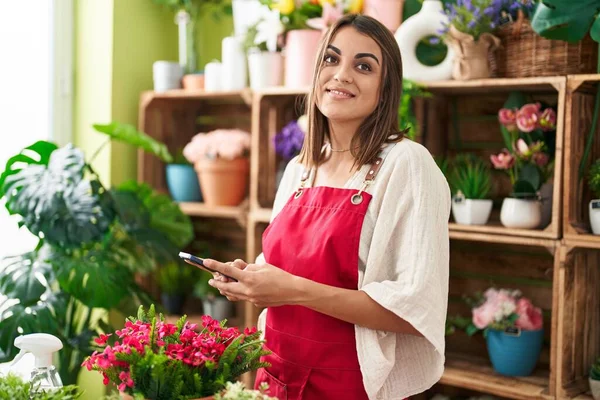 Jovem Bela Florista Mulher Hispânica Sorrindo Confiante Usando Smartphone Loja — Fotografia de Stock