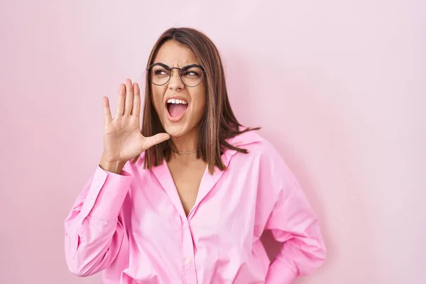 Young Hispanic Woman Wearing Glasses Standing Pink Background Shouting Screaming — Stock Photo, Image