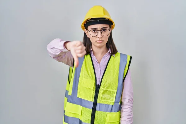 身穿建筑工人制服 头戴硬礼帽的西班牙裔女孩看上去很不高兴 很生气 带着拒绝和负面的手势 不好的表达方式 — 图库照片