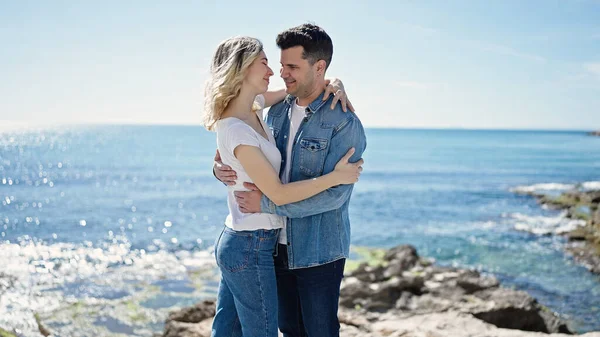 Man Vrouw Paar Glimlachen Zelfverzekerd Knuffelen Elkaar Aan Zee — Stockfoto