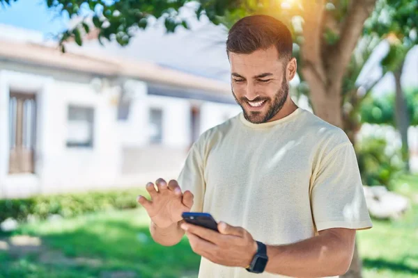 Young Hispanic Man Smiling Confident Using Smartphone Park — Stock Photo, Image