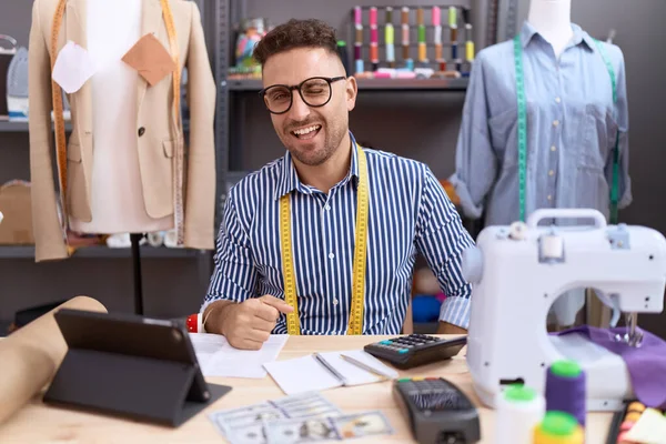 西班牙裔男子 胡须裁缝师设计师 在工作室里工作时眨眼看着摄像机 脸上带着性感的表情 笑容满面 — 图库照片