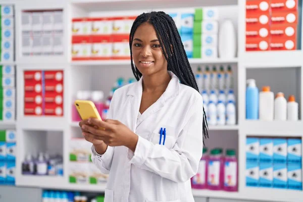 Afroamerikansk Kvinna Farmaceut Ler Säker Med Hjälp Smartphone Apotek — Stockfoto