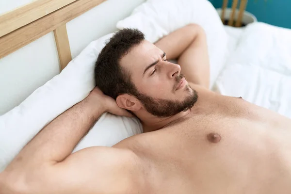 Jovem Hispânico Deitado Cama Com Expressão Relaxada Quarto — Fotografia de Stock