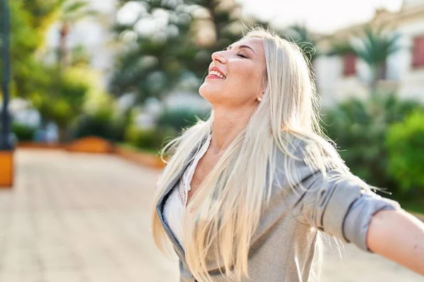 Young Blonde Woman Smiling Confident Breathing Park — Fotografia de Stock