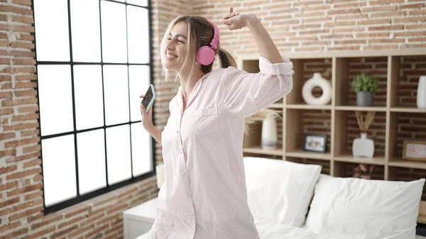 Young Blonde Woman Listening Music Dancing Bed Bedroom — Stockfoto