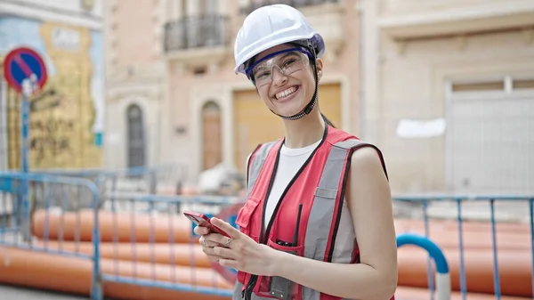 Young Beautiful Hispanic Woman Builder Smiling Confident Using Smartphone Street — Stock Photo, Image