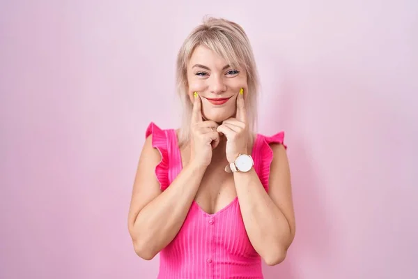 Young Caucasian Woman Standing Pink Background Smiling Open Mouth Fingers — Stock Photo, Image